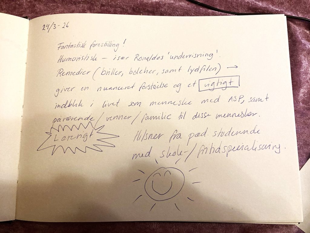 Håndskrevet gæstebogskommentar fra pædagogstuderende efter Autonome Autister. De kalder forestillingen fantastisk og humoristisk og fremhæver, at den giver en nuanceret forståelse og et vigtigt indblik i livet med autisme.
